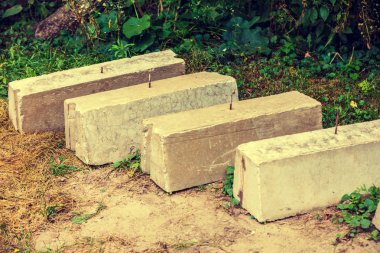 Beton bloklar yalan çimenlerin üzerinde inşaat alanı üzerine