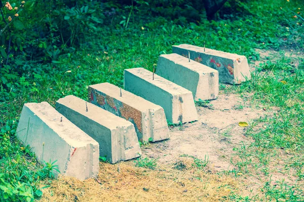 Бетонные Блоки Лежат Траве Строительной Площадке — стоковое фото