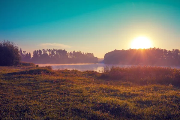 Vroeg Ochtend Zonsopgang Boven Het Meer Rurale Landschap Prachtige Natuur — Stockfoto