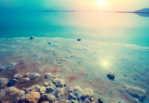 아침에 해변에서 사해의 소금기 해안입니다 이스라엘 — 스톡 사진