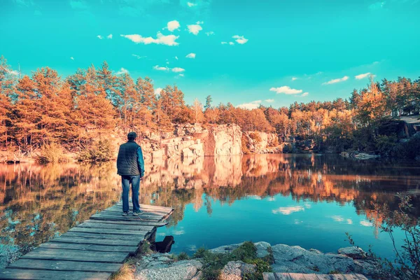 Man Står Trädäcket Och Tittar Sjön Med Granit Shore — Stockfoto