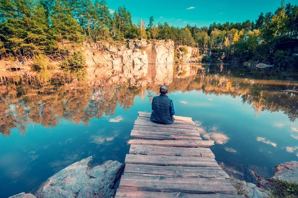 Homem Sentado Convés Madeira Olhando Para Lago Com Costa Granito — Fotografia de Stock