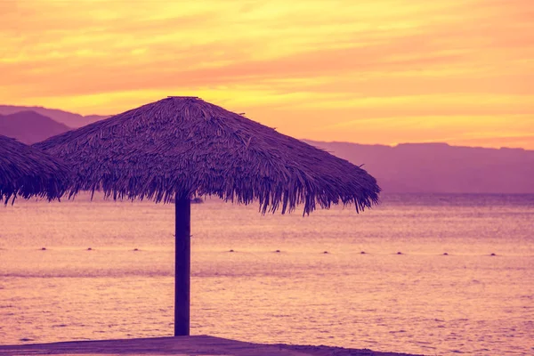 Paesaggio Tropicale Sulla Spiaggia Con Ombrellone Ombrellone Spiaggia Tramonto — Foto Stock