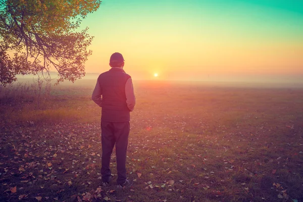 Een Man Staat Het Veld Vroeg Ochtend Zonsopgang Bekijkt — Stockfoto