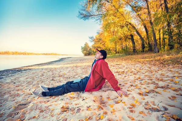 Homem Feliz Com Olhos Fechados Sentado Margem Rio Areia Com — Fotografia de Stock