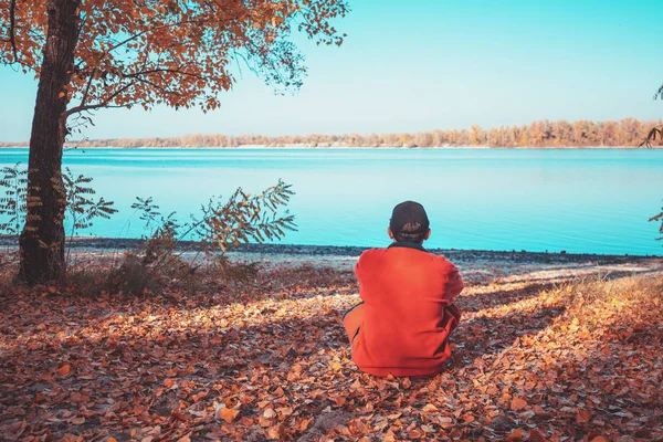 Man Sitting River Autumn Looking Water — Stock Photo, Image