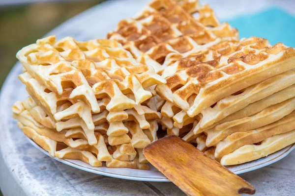 Yapımı Belçika Waffle Beyaz Plaka Üzerinde — Stok fotoğraf