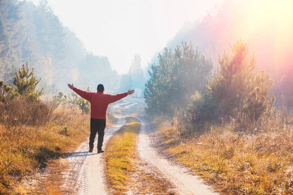 Een Gelukkig Man Met Handen Lucht Staan Het Veld Vroege — Stockfoto