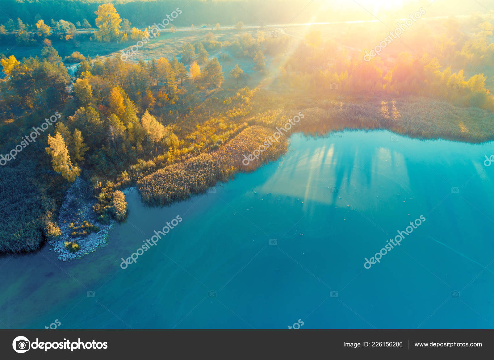 Schone Luftaufnahme Der Insel Mit Bunten Baumen Herbst Malerische Kuste Stockfoto C Vvvita 226156286