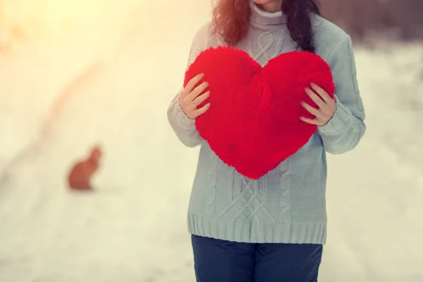 Jovem Mulher Usando Camisolas Segurando Coração Vermelho Livre Inverno — Fotografia de Stock