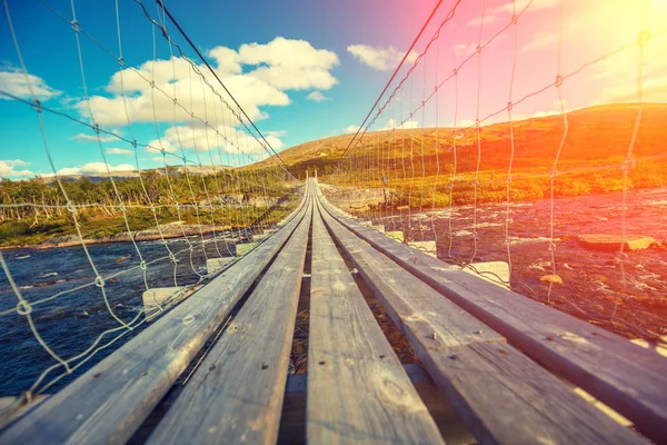 Повішений Мотузковий Дерев Яний Міст Над Гірською Річкою — стокове фото