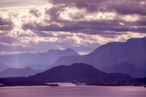 Rotsachtige Kust Bergtop Met Een Bewolkte Hemel Wildernis Prachtige Natuur — Stockfoto