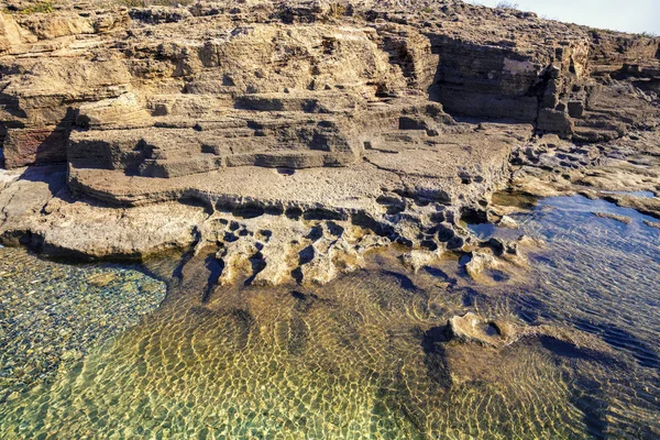 Kayalık sahil. Rosh Hanikra deniz rezerv. İsrail