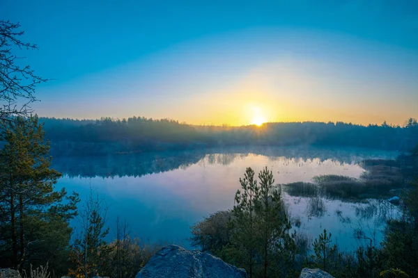 Salida Del Sol Sobre Lago Bosque Mañana Brumosa — Foto de Stock