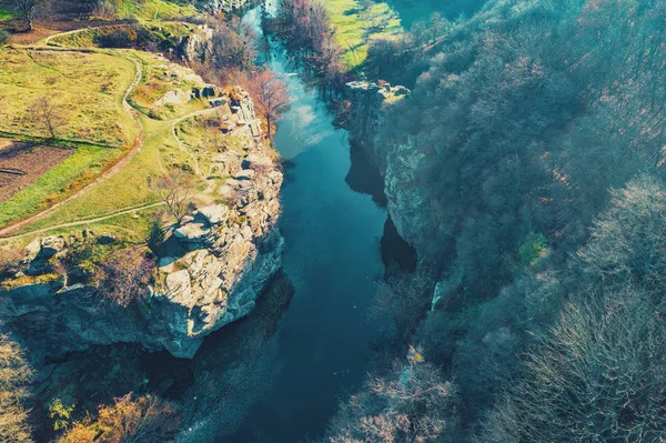 Sonbahar Manzara Dağ Nehri Boyunca Güzel Kayalıklarla — Stok fotoğraf