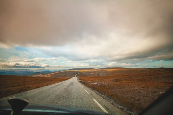 Conduzir Carro Numa Estrada Montanha Natureza Norte Noruega Círculo Polar — Fotografia de Stock