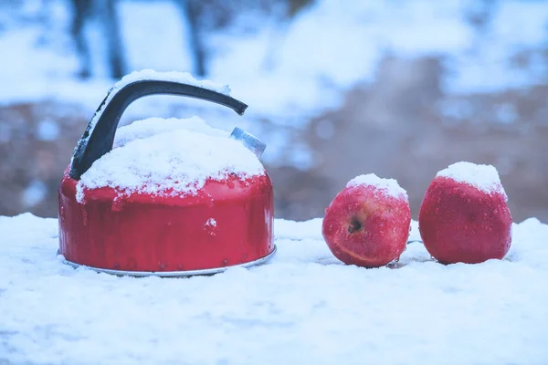 Чайник Два Красных Яблока Покрытые Снегом Открытом Воздухе Зимний Период — стоковое фото