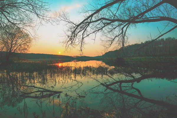 Temprano Mañana Salida Del Sol Sobre Lago Paisaje Rural — Foto de Stock