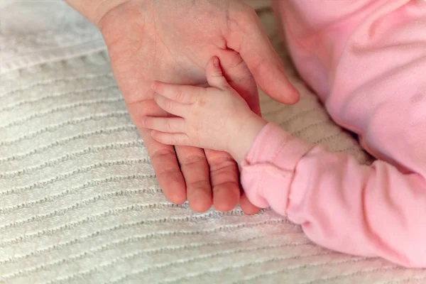 Nyfödd Baby Touch Faderns Hand — Stockfoto