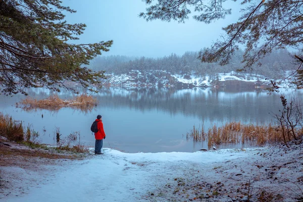 Чоловік Стоїть Вкритому Сніговим Озером Взимку Дивиться Красиве Озеро — стокове фото