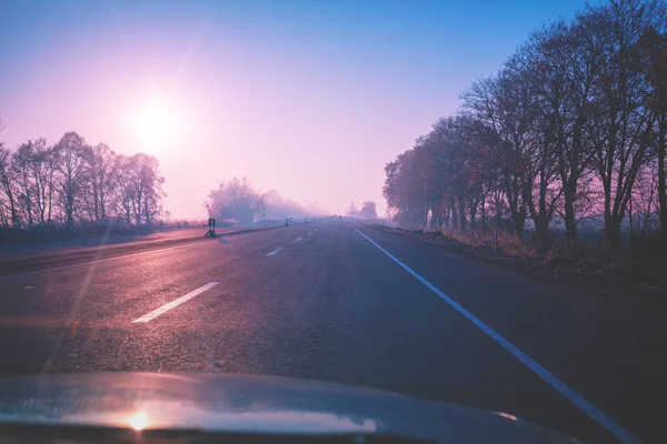 Blick Aus Der Windschutzscheibe Schöner Sonnenaufgang Über Der Straße Herbst — Stockfoto