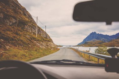 Fiyort boyunca yol boyunca bir araba. Norveç'in güzel doğa ön cam görüntülemek