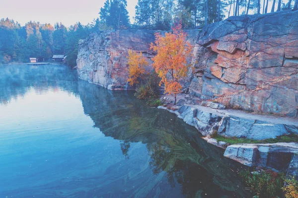 Orilla Rocosa Del Hermoso Lago Bosque Otoño Orilla Del Lago — Foto de Stock