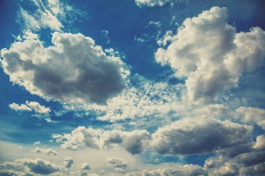 Mavi gökyüzü ile beyaz bulutlar. Soyut doğa arka plan