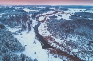 Yukarıdan kırsal görüntülemek ve karlı kış aylarında sarma nehir dar