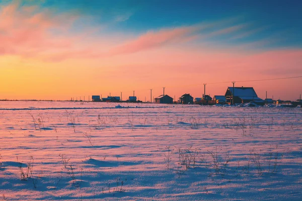 Rural Landscape Winter Field Covered Snow Row Houses Horizon Sunset — Stock Photo, Image