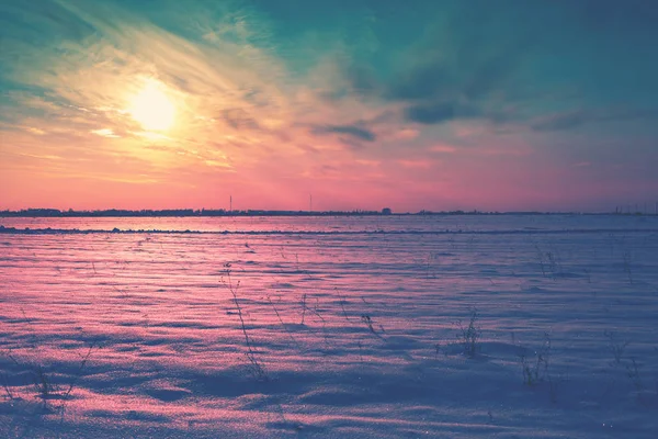 Campo Nevado Inverno Noite Pôr Sol Sobre Campo Deserto — Fotografia de Stock