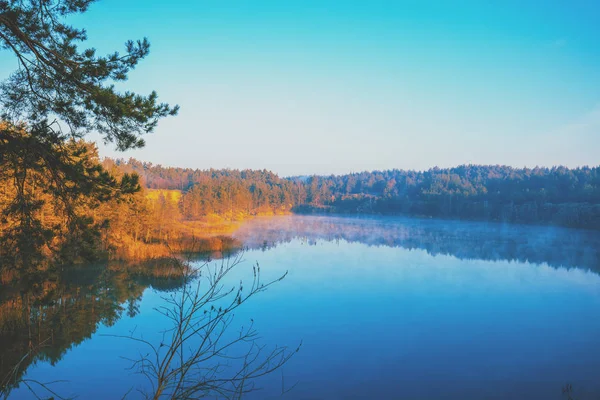 Riva Rocciosa Lago Montagna Una Nebbiosa Mattina Autunno Bella Natura — Foto Stock