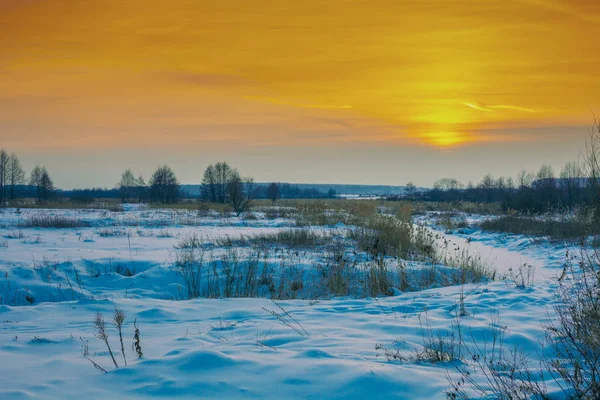 Paisagem Rural Inverno Campo Nevado Pôr Sol — Fotografia de Stock