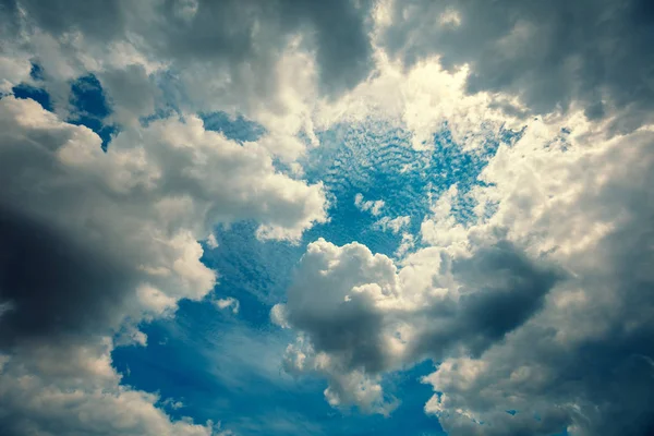 Dramatischer Bewölkter Himmel Die Sonne Scheint Durch Die Wolken — Stockfoto