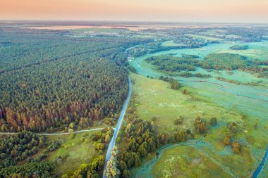 Kırsal yaz akşamları havadan görünümü