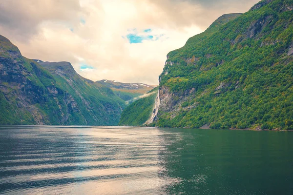 Гірський Краєвид Озером Красива Природа Норвегії Фіорд Гейрангер Водоспад — стокове фото