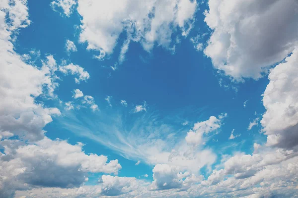Летнее Голубое Облачное Небо — стоковое фото