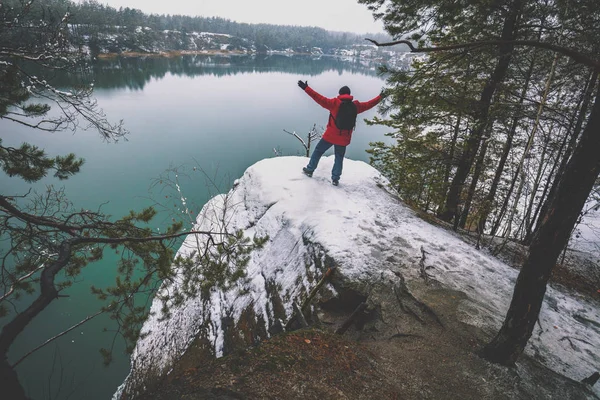 Een Man Met Handen Lucht Staande Rotsachtige Oever Winter Man — Stockfoto
