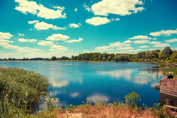 Lindo Lago Com Céu Azul Nuvens Brancas Dia Ensolarado Verão — Fotografia de Stock