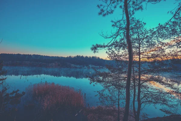 Sunrise Güzel Göl Üzerinde Sabahları Kayalık Göl Kıyısındaki — Stok fotoğraf