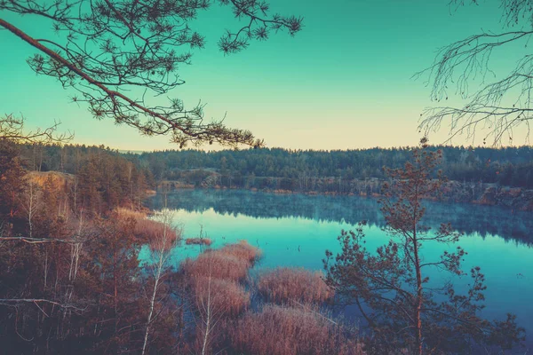 Salida Del Sol Sobre Hermoso Lago Rocky Lakeshore Mañana — Foto de Stock