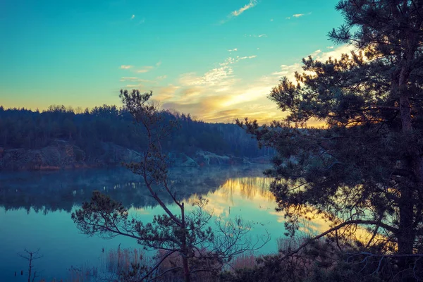 Salida Del Sol Sobre Hermoso Lago Rocky Lakeshore Mañana — Foto de Stock