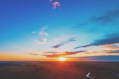 Büyülü günbatımı kırsal üzerinde. Çayır nehirde. Kırsal manzara akşam. Havadan görünümü