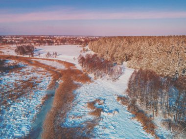 Yukarıdan kırsal görüntülemek, orman çam ve karlı kış aylarında çayır sarma nehirde dar
