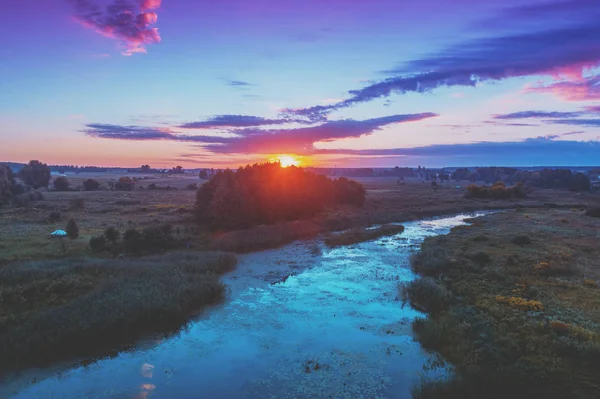 Волшебный Закат Над Деревней Река Лугу Вечером Сельский Пейзаж Вид — стоковое фото