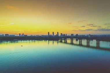 Manzarası, Kiev şehir gecenin Paton Köprüsü. Dinyeper Nehri'nin sol kıyısında. Havadan görünümü