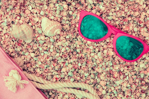 Strand Scène Zonnebrillen Strandtas Liggend Zee Coquina Schelpen — Stockfoto