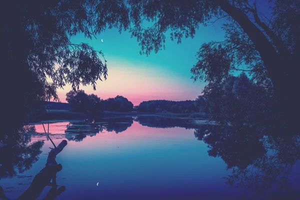 Ηλιοβασίλεμα Πάνω Από Λίμνη Vintage Πλαίσιο Από Δέντρα Στο Ηλιοβασίλεμα — Φωτογραφία Αρχείου