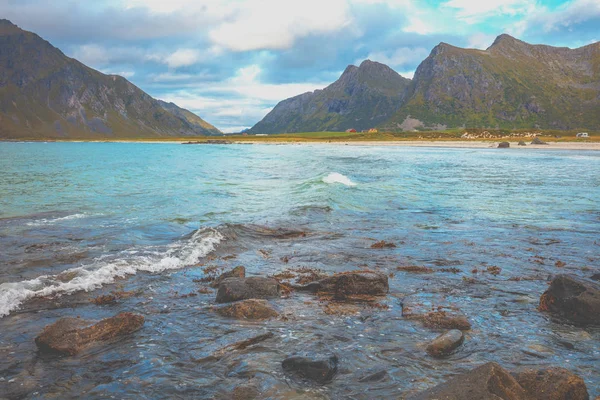 Steniga Havsstrand Kvällen Solnedgång Över Den Vackra Bukten Vackra Vilda — Stockfoto