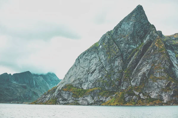 Schöne Natur Von Norwegen Mit Wolkenverhangenem Himmel Fjord Und Berg — Stockfoto